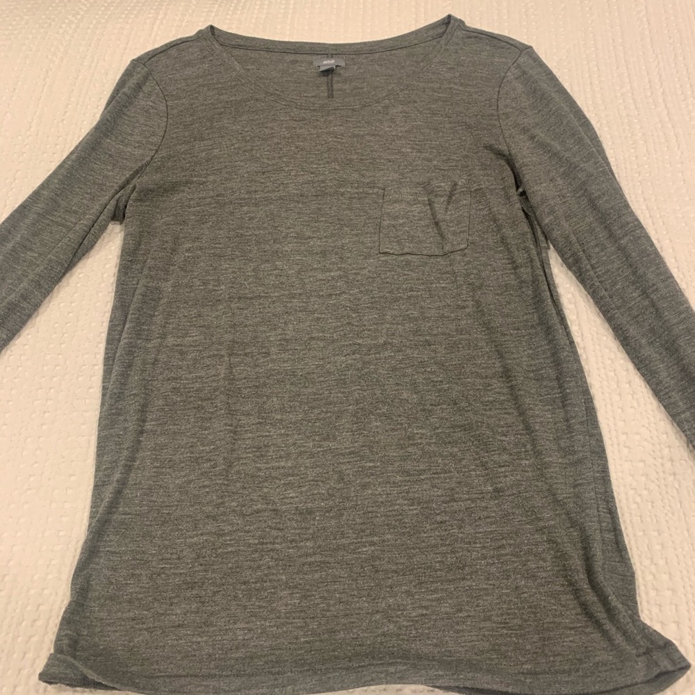 Long sleeve gray shirt with pocket